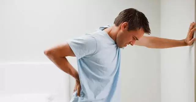 Bir erkekte lumbosakral bölgedeki ağrı kronik prostatit belirtisidir