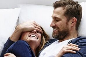Abakteriyel prostatit formuna sahip bir erkek, bir kadınla yakın yakınlıktan faydalanır